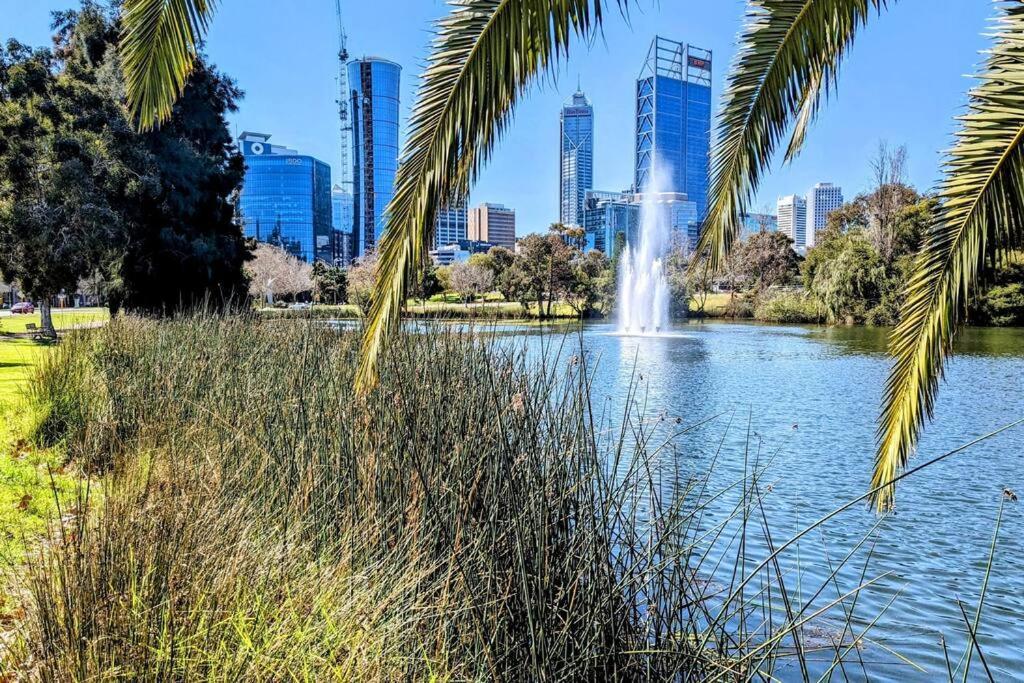 Lovely City Apartment With Private Courtyard, Pool, Free Parking, Gym Perth Exteriér fotografie